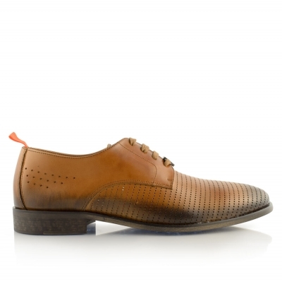 Leather perforated shoes
