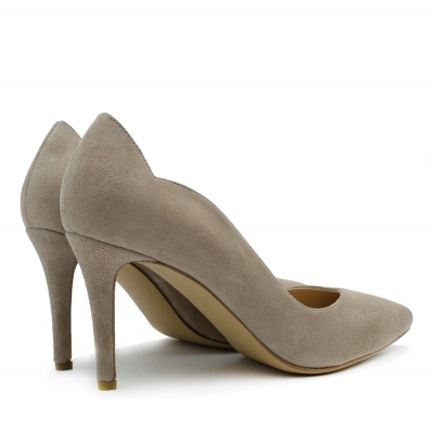 Pointed pumps with decorative heels