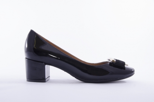 Дамски лачени обувки със златна катарама