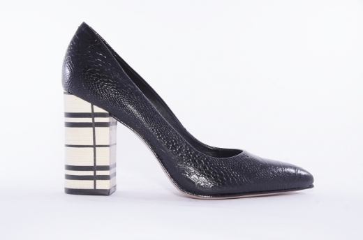 Pointed cobra pumps with decorative heels