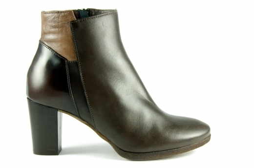 Brown ankle boots with decoration