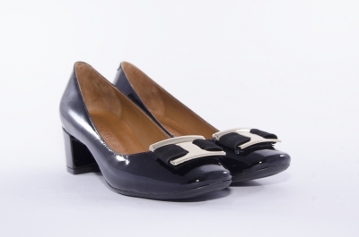 Дамски лачени обувки със златна катарама