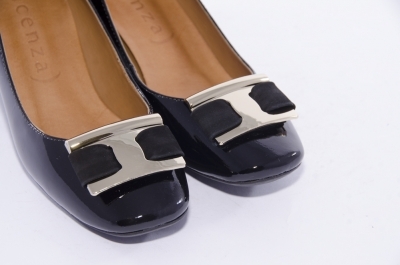 Дамски лачени обувки със златна катарама