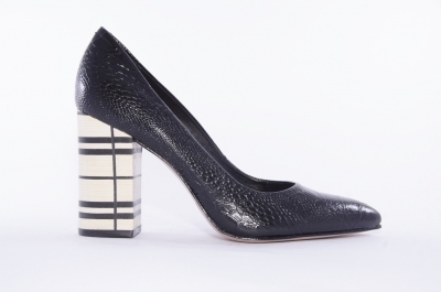 Pointed cobra pumps with decorative heels