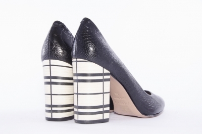 Pointed cobra pumps with decorative heels
