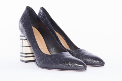 Pointed cobra pumps with decorative heels