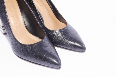 Pointed cobra pumps with decorative heels