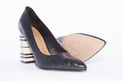 Pointed cobra pumps with decorative heels