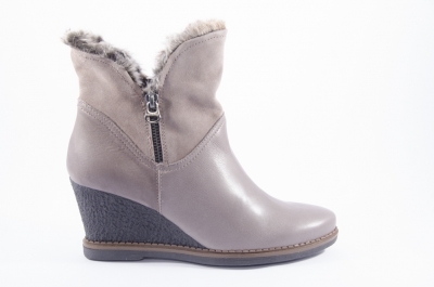 Platform boots with fur