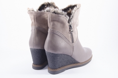Platform boots with fur