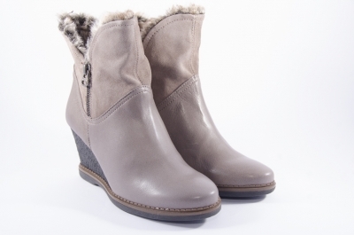 Platform boots with fur