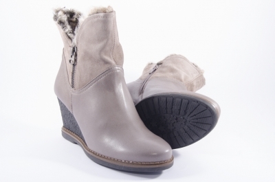 Platform boots with fur