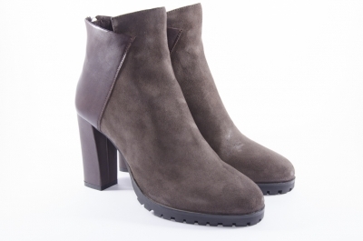 Beige boots from leather and suede