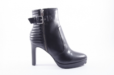 Black ankle boot with zip decoration