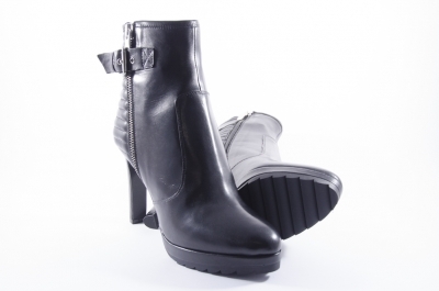 Black ankle boot with zip decoration