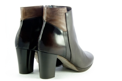 Brown ankle boots with decoration