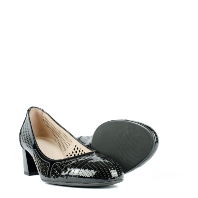 Дамски черни обувки с перфорации