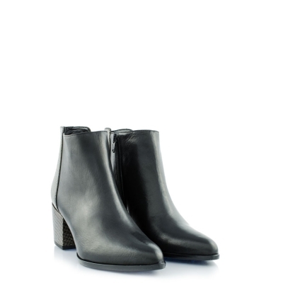 Thick heel leqther boots