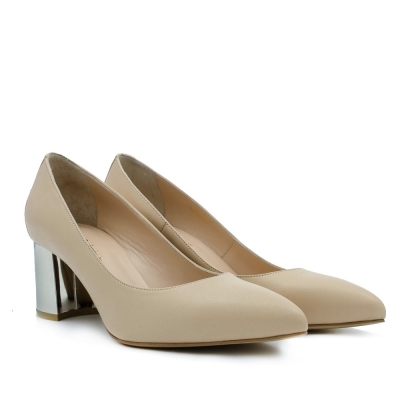 Pointed pumps with decorative heels
